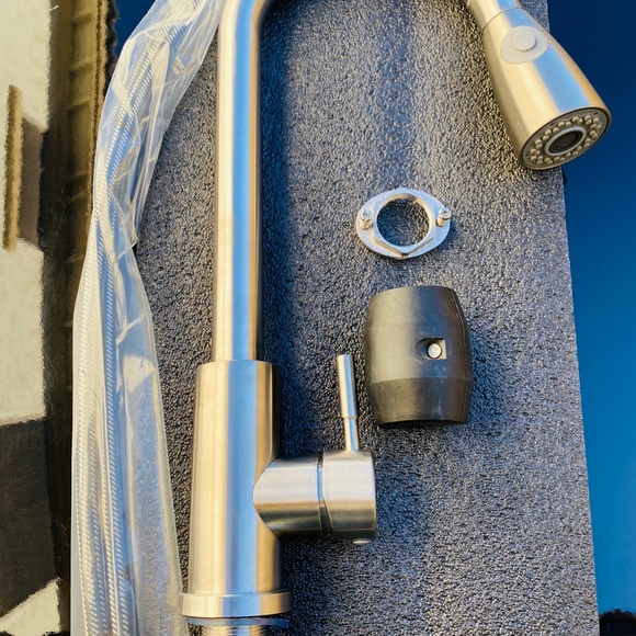 Kitchen faucet pull down - Picture 2 of 4